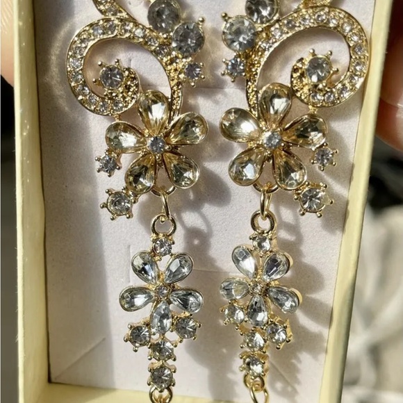 Gold Accent Rhinestone Chandelier Earrings Beautifully Stunning - Picture 3 of 3